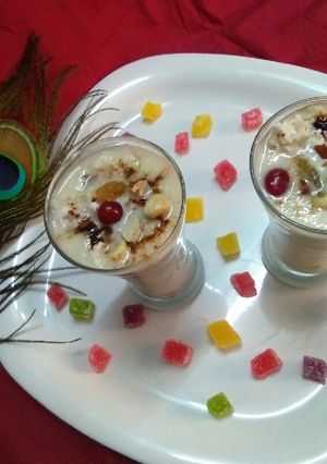 दही केला ड्राई फ्रूट लस्सी(Dahi kela dry fruit lassi recipe in hindi) रेसिपी मुख्य फोटो