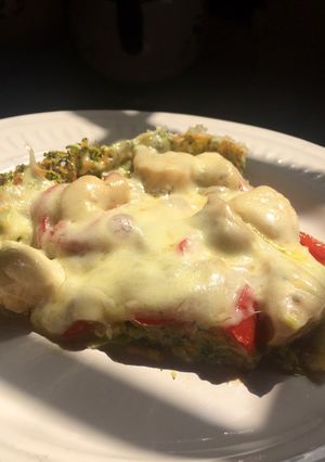 Una foto de Tarta de brócoli y zanahoria rellena de pollo (sin harina)