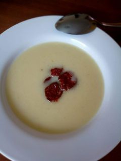 Burgonyakrémleves kolbászchipsszel recept fotója