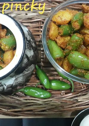 A picture of Amla with green chilli pickle.