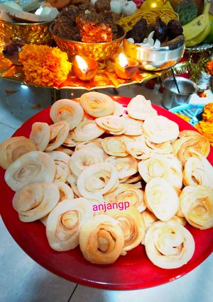 लेयर्ड कॉईन शंकरपाळी (layerd coin shankarpali recipe in marathi) रेसिपी चे मुख्य फोटो 