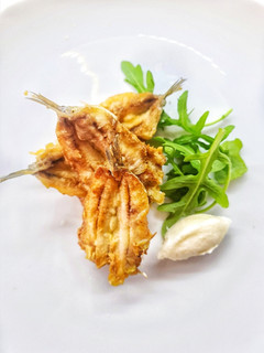 Una foto de Boquerones fritos con mayonesa de ajo y limón