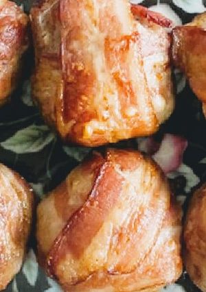 A picture of Keto Bacon Sausage Bombs.