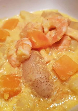 Une photo de Blanquette de crevettes, saumon, potimarron et coco