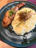 Risoto de parmesão e crocante de alho-francês