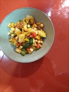 Una foto de Garbanzos en freidora de aire con verduras y langostinos