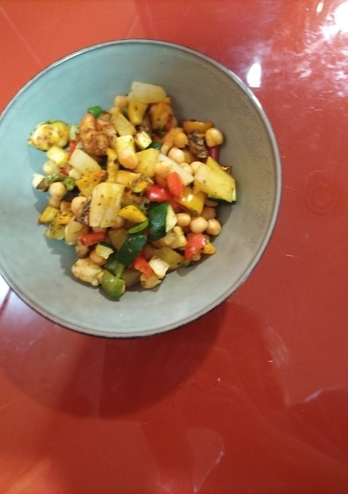 Una foto de Garbanzos en freidora de aire con verduras y langostinos