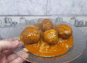 Una foto de Albóndigas de Pollo al Curry con Salsa de Cebollas al Coñac
