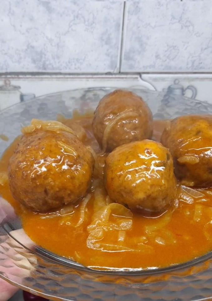 Una foto de Albóndigas de Pollo al Curry con Salsa de Cebollas al Coñac