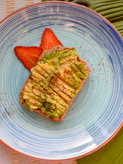 Una foto de Desayuno saludable para dieta de tostada rápida de aguacate 🥑