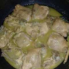 A picture of Opor ayam simpel.