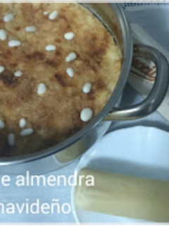 Una foto de Sopa de almendra dulce navideño