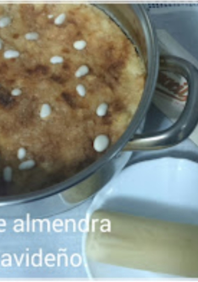 Una foto de Sopa de almendra dulce navideño