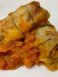 Una foto de Canelones de calabacín y verduras