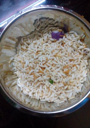 ঝুরি ভাজা দিয়ে মুড়ি(jhuri bhaja diye muri recipe in Bengali) রেসিপির প্রধান ছবি