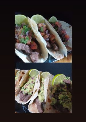 Una foto de Tacos de carne con salsas variadas