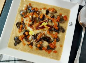 Una foto de Crema de calçots asados en airfryer con champiñón y salsa "estilo romesco"