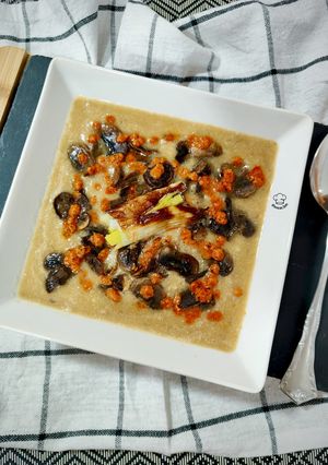 Una foto de Crema de calçots asados en airfryer con champiñón y salsa "estilo romesco"
