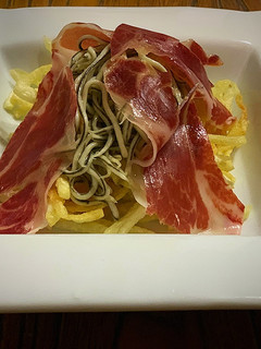 Una foto de Papas, gulas y jamón ibérico