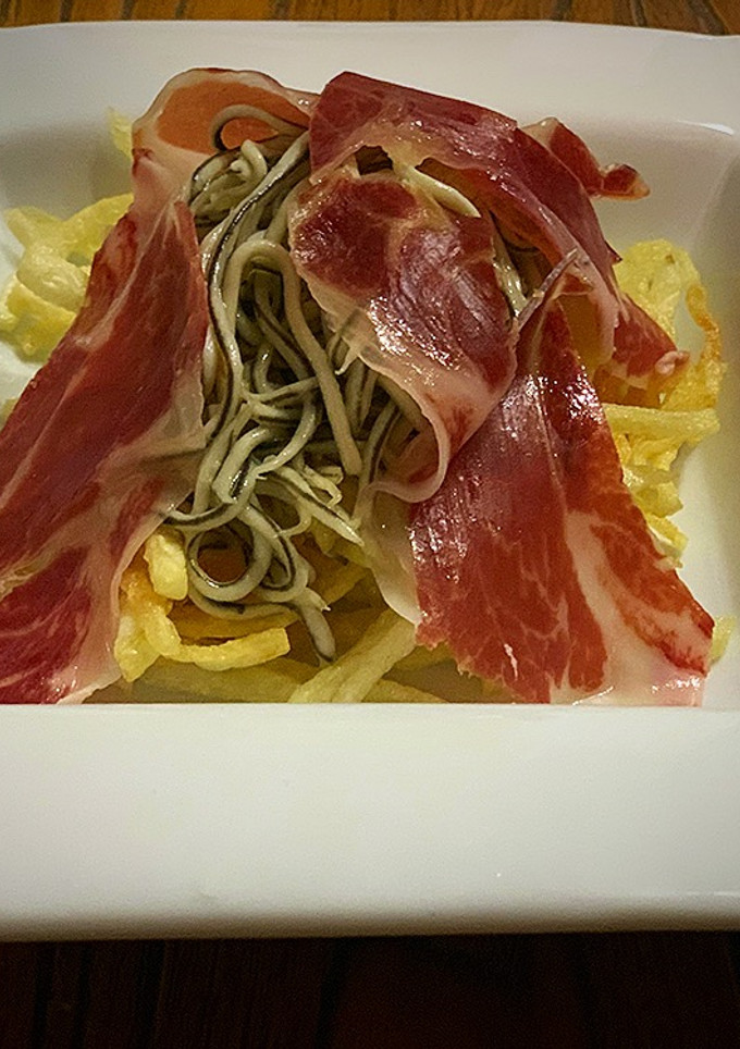 Una foto de Papas, gulas y jamón ibérico