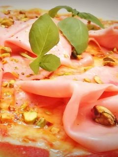 Una foto de Pizza con Mortadela de Bolonia y Pistachos