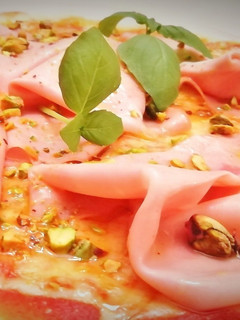 Una foto de Pizza con Mortadela de Bolonia y Pistachos