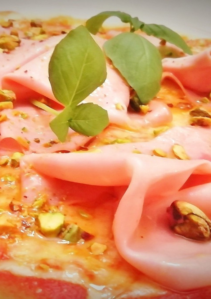 Una foto de Pizza con Mortadela de Bolonia y Pistachos