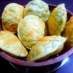 A picture of Koraishutir Kochuri ya Matar ke Poori.