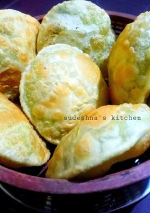 A picture of Koraishutir Kochuri ya Matar ke Poori.