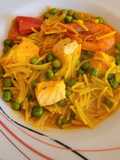 Fideos con salmón y gambas