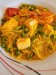 Una foto de Fideos con salmón y gambas