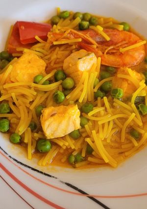 Una foto de Fideos con salmón y gambas