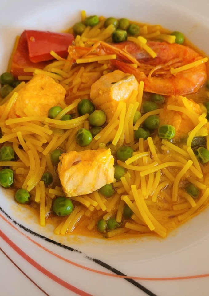 Una foto de Fideos con salmón y gambas
