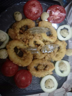 Una foto de Calamares a la romana con ñoquis y ensalada