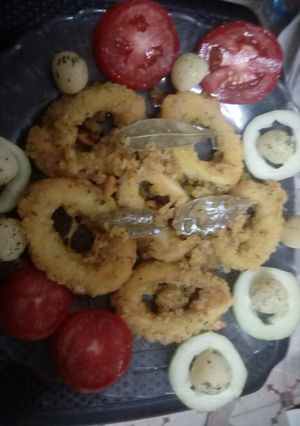 Una foto de Calamares a la romana con ñoquis y ensalada