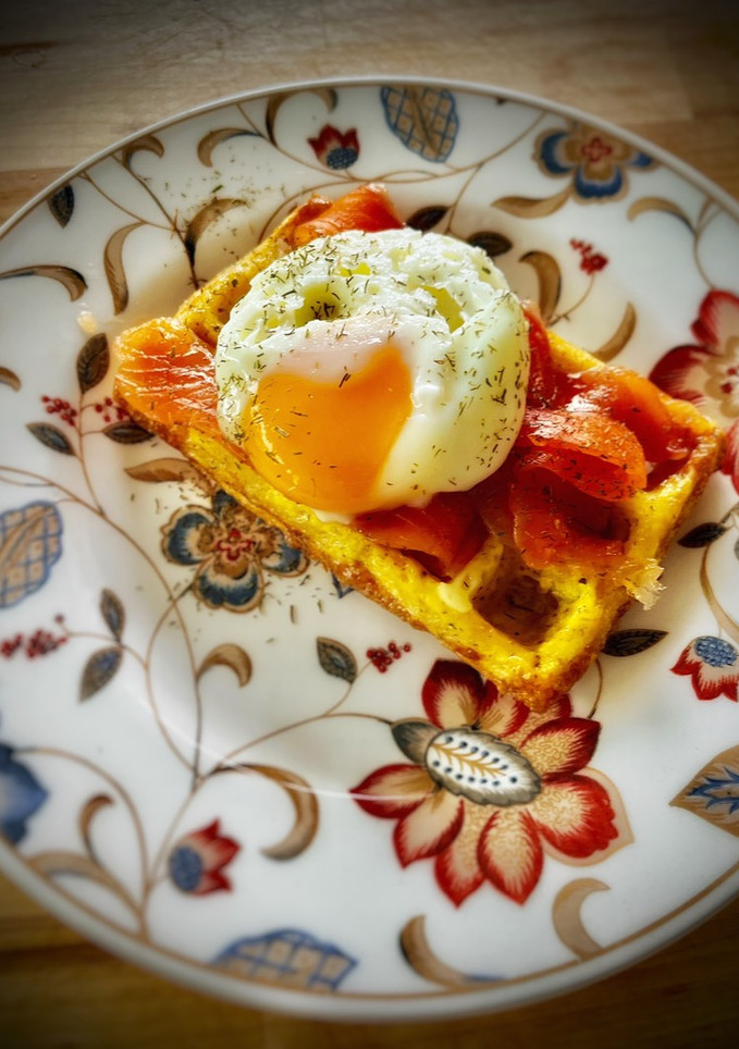 Una foto de Gofre de patata y queso con salmón marinado casero y huevo poché