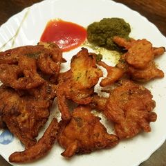 A picture of Onion pakoras.