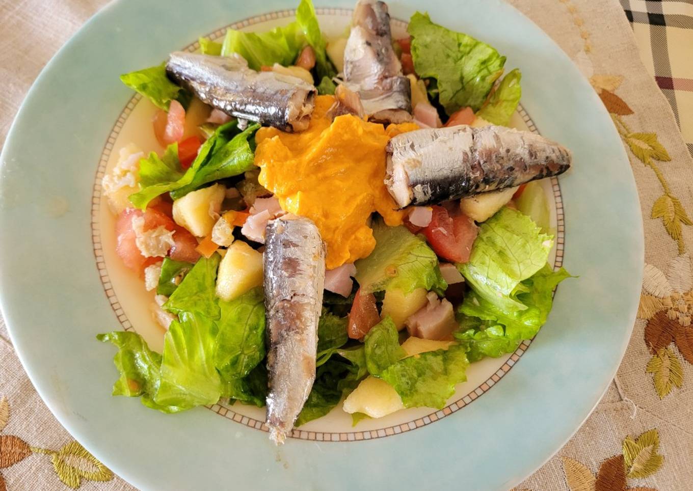 Ensalada de verano, con verduras, conservas de pescado y fruta