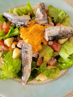 Una foto de Ensalada de verano, con verduras, conservas de pescado y fruta