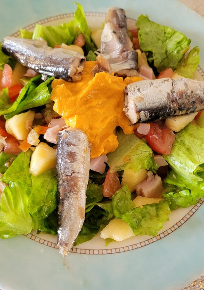 Una foto de Ensalada de verano, con verduras, conservas de pescado y fruta