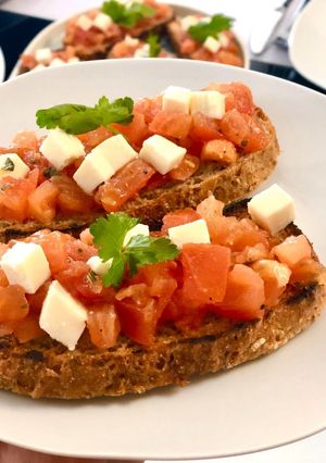 Une photo de Bruschetta tomates mozzarella