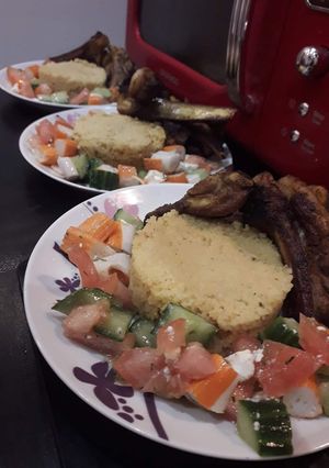 O poză a rețetei Coastă de miel cu couscous și salată.