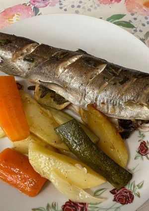 Pisztráng zöldségágyon 🐟🍋🥕🧅🥔🥒 recept fotója