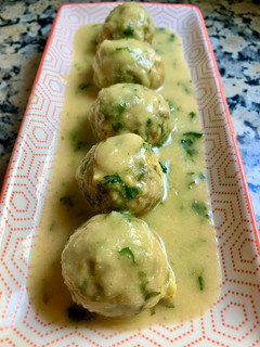 Una foto de Albóndigas de pescada, gambas y acelgas en salsa verde