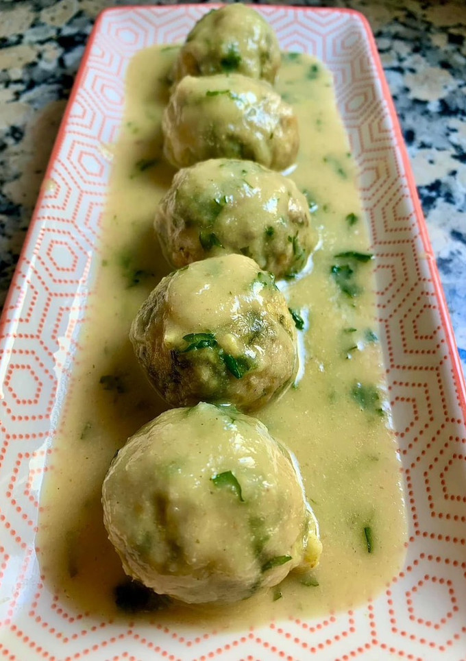 Una foto de Albóndigas de pescada, gambas y acelgas en salsa verde