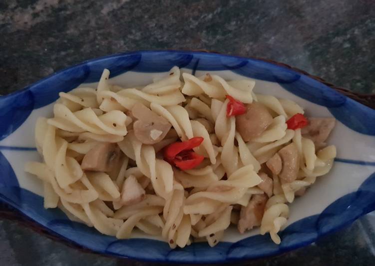 Bagaimana Membuat Aglio Olio Fusilli with chicken and mushroom yang Enak