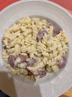 Sajtszószos tészta virslivel recept fotója