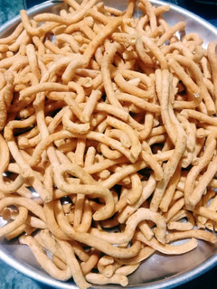 તીખા ગાંઠીયા (Tikha Ganthiya Recipe In Gujarati) રેસીપી મુખ્ય ફોટો