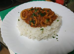Una foto de Calamares en salsa americana con arroz