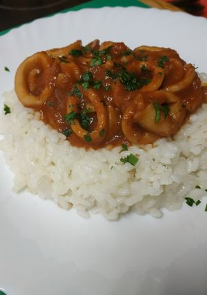 Una foto de Calamares en salsa americana con arroz
